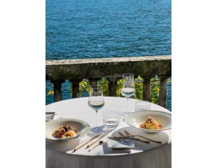 Romantic wedding by the lake